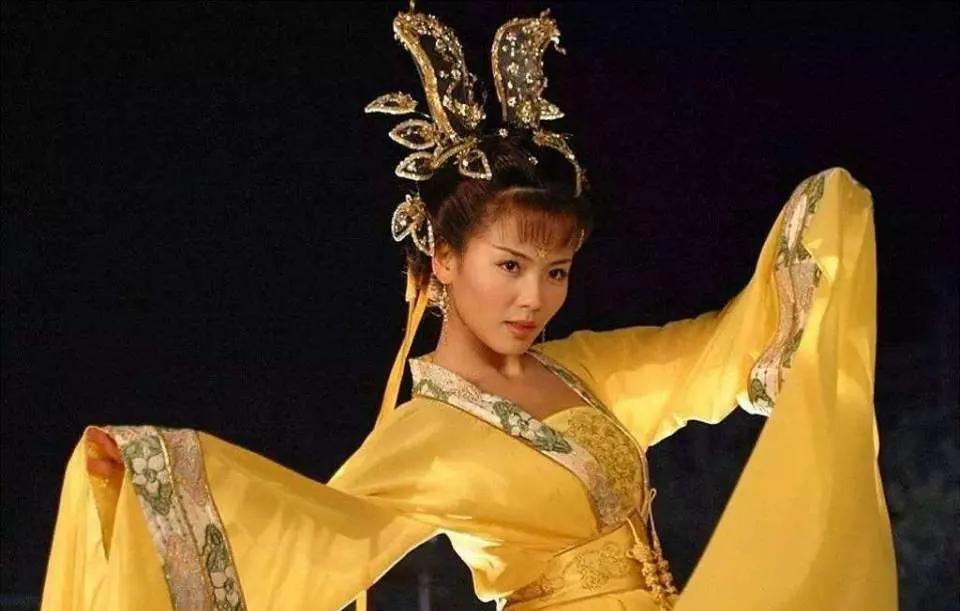 977年秋，开封的风已经带了凉意，小周后跟着命妇们进宫朝贺，宫门口的石狮子比金陵