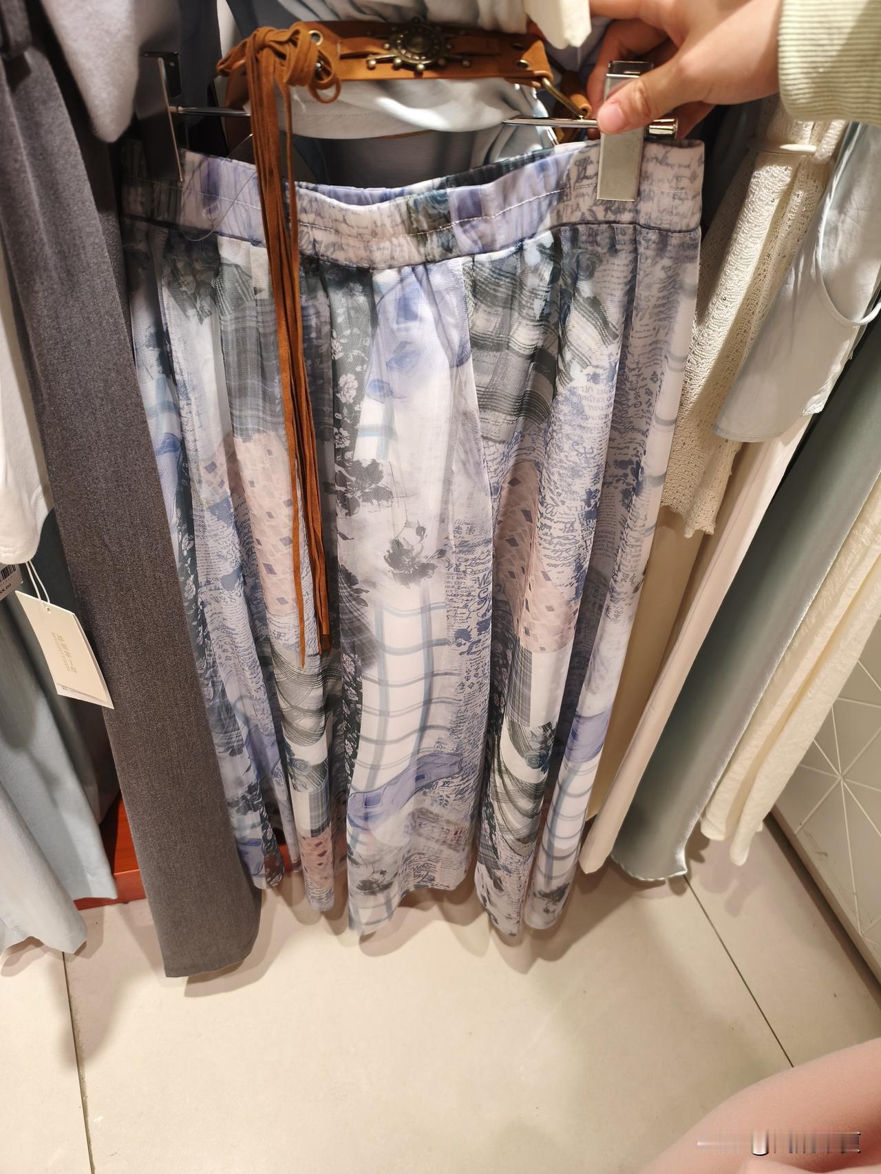 狠人都是怎么存钱的？
丈夫月入5800元，妻子月入3500元，两人加
起来不到一
