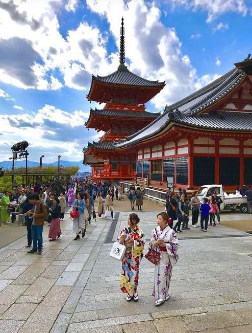 高市早苗刚上任就玩火，三天就被中国新称谓打回原形！日本民众率先清醒：跟中国硬刚，