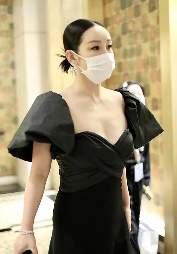 秦海璐身穿黑色礼服优雅十足，低胸露背尽显女人味