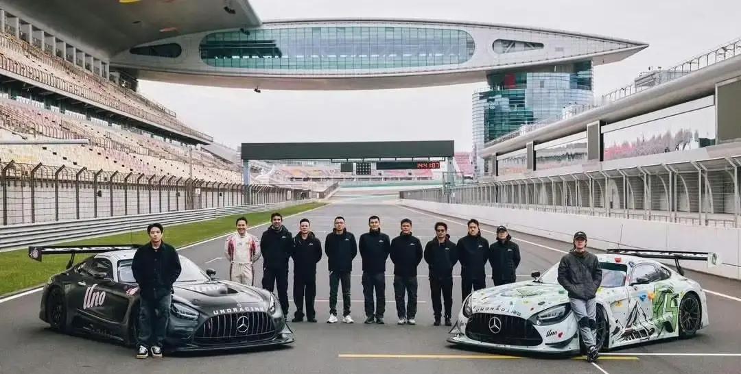 王一博根本不会插兜。
 
你看他手，不是插进去，是被口袋卡住了。两根手指进去，就