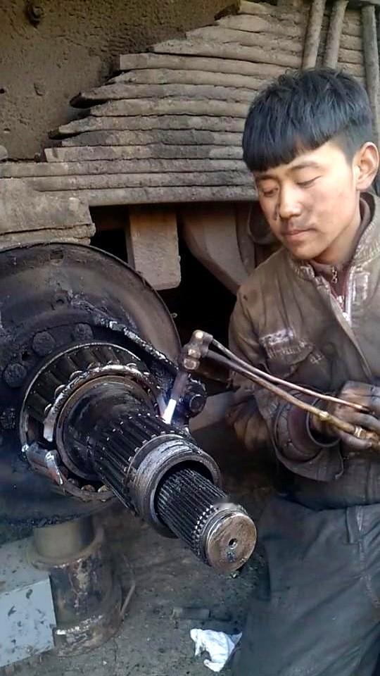 “学3个月能赚钱，谁熬3年？”

95后小刘去年花8000块报了短视频剪辑班，结