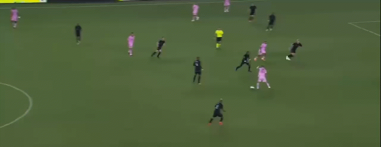 来个圆规，穿个裆，梅西的组合拳打得不错，可惜成功率是一半。[笑哭][捂脸][尬笑