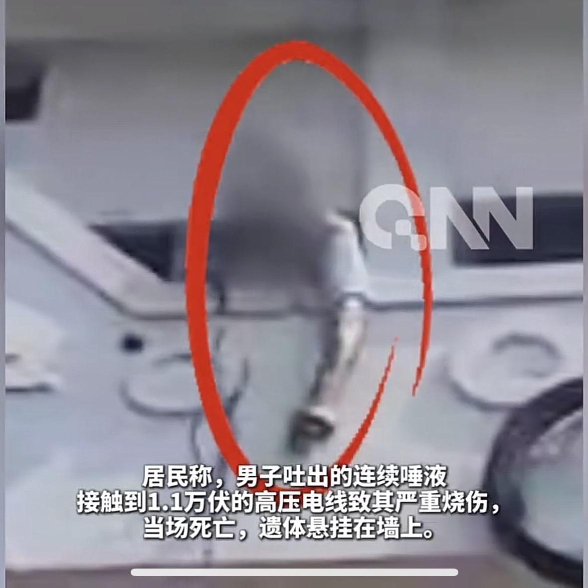 印度，一65岁老人，在自家三楼阳台嚼着嚼烟往外吐，阳台外侧就是1.1万伏高压线。