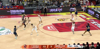 奎因上篮被犯规后还不忘做俯卧撑，奎因这身体素质和心态都拉满了，简直是把球场当健身