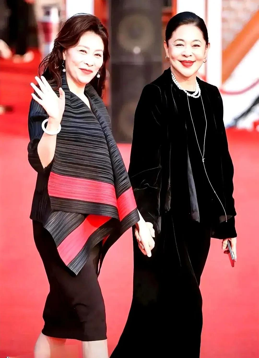 倪萍 身边的这位女士是谁？倪萍今年66岁，面部已经很衰老了，但精神气很好。倪萍身