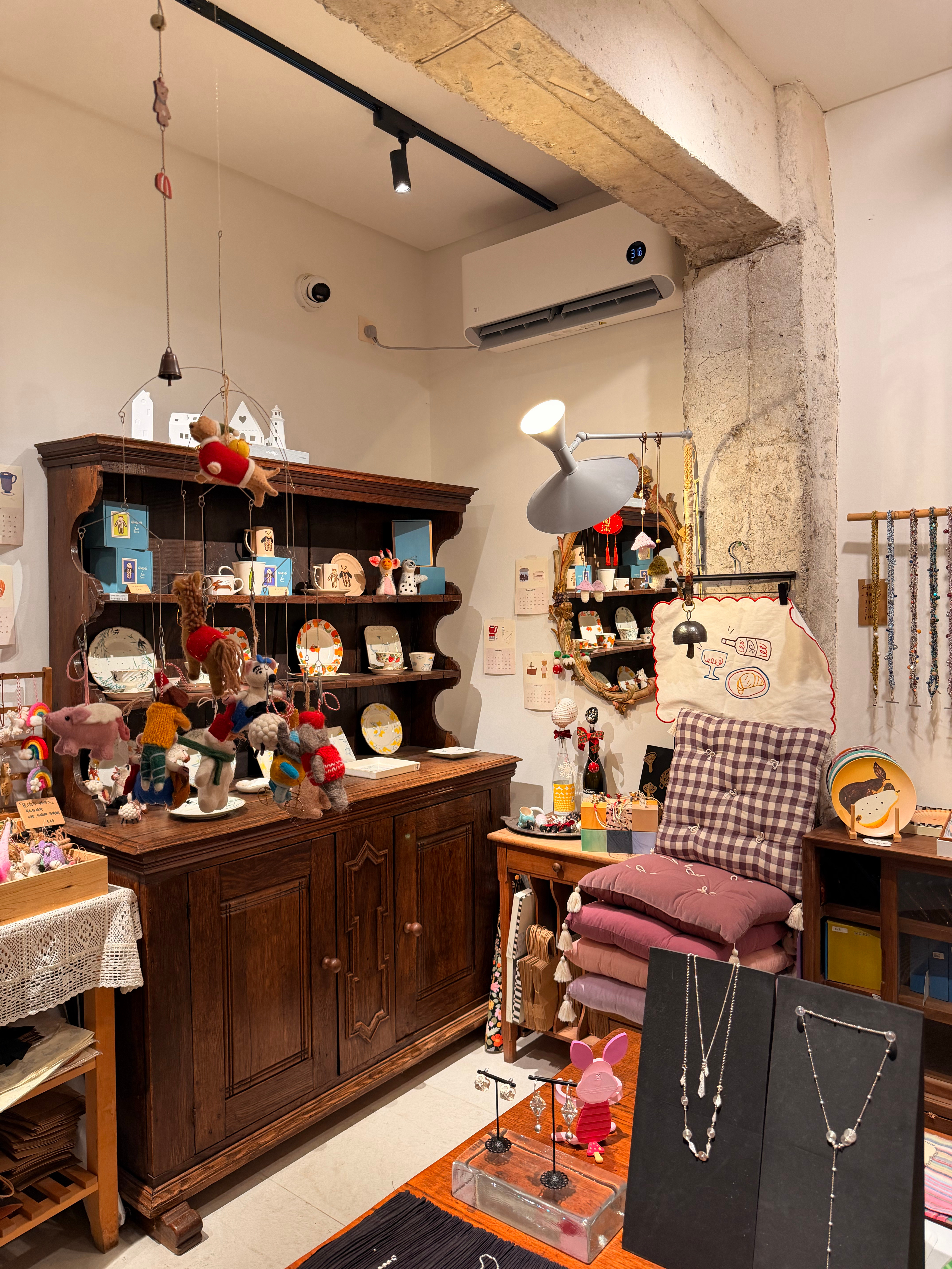 逛到一家隐藏在咖啡馆后面的家居小店有很多好看的作家器物，选品直戳我心入了一只mo