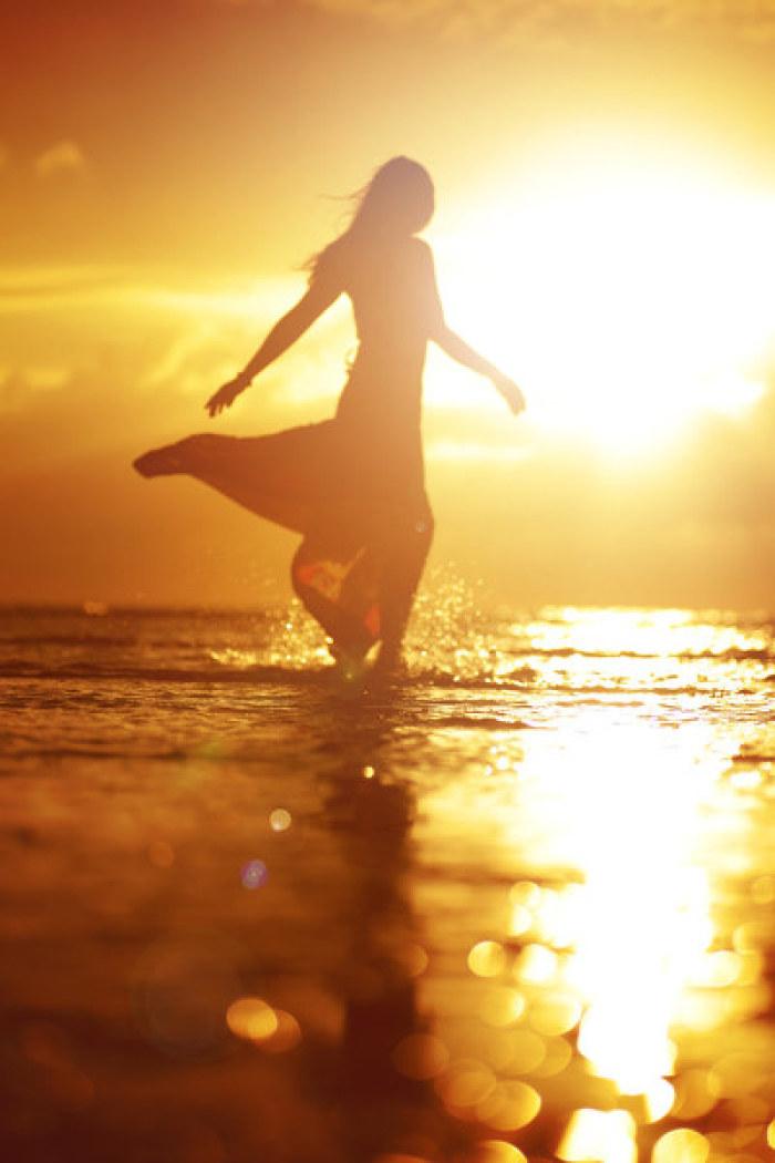 嗨！有些人，有些事，有些爱，就像那一瞬间的闪电，划破天际，却能点亮整片天。你说第