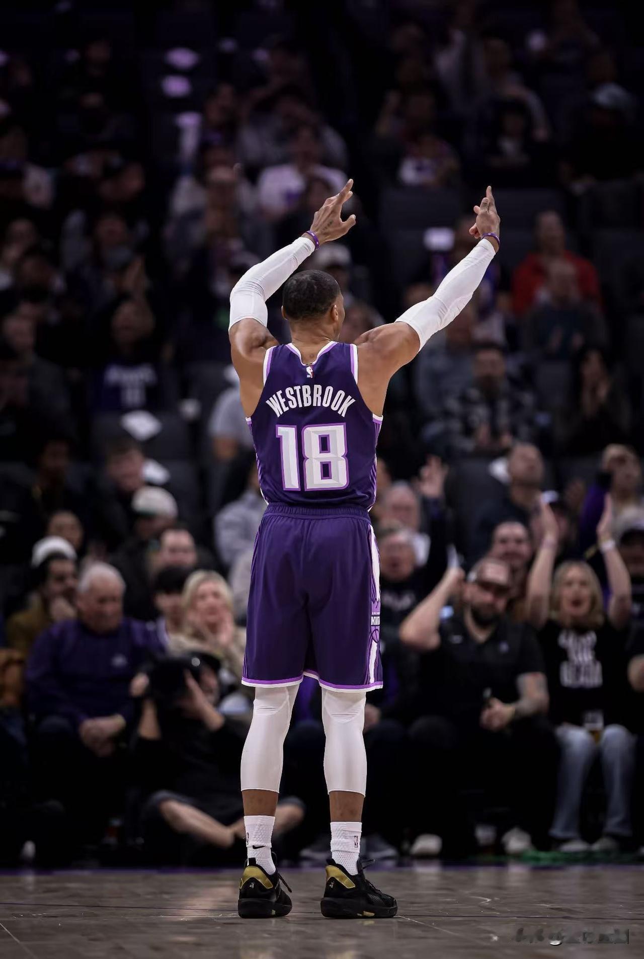 火箭加时124:125不敌国王！
两位湖人旧将亲自当了一回湖人侠，威少第四节三分