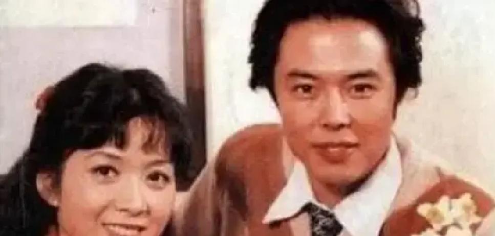 他对着国旗流泪，但护照是英国的。
 
1983年，沈丹萍因为听到张铁林和龚雪的传