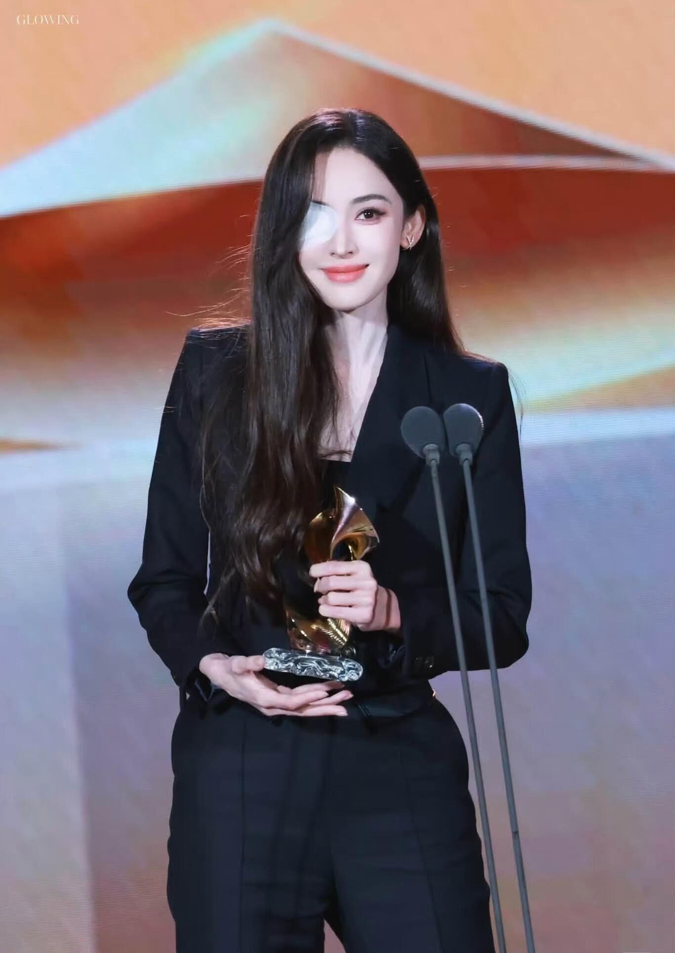 又美又强，娜扎负伤领奖状态绝了 