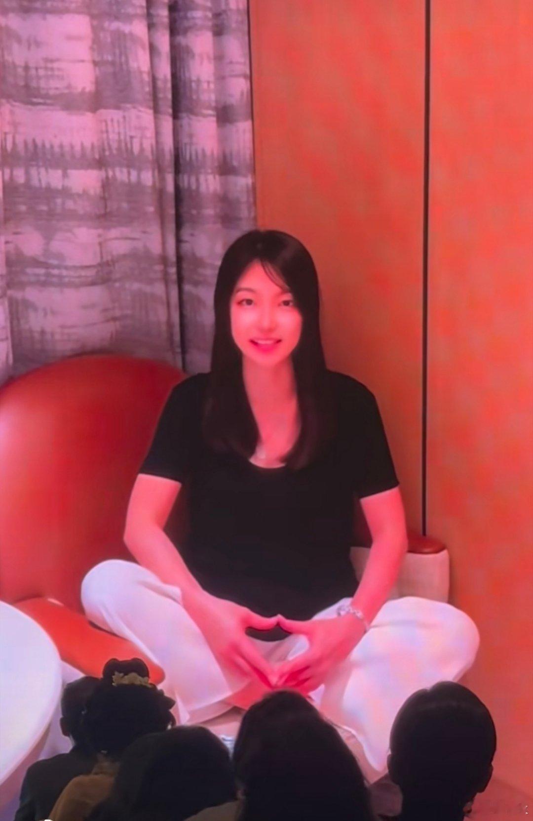 淮上大马金刀往那一坐淮上这个坐姿淮上这个坐姿梗真的越看越有意思，松弛霸气的姿态太