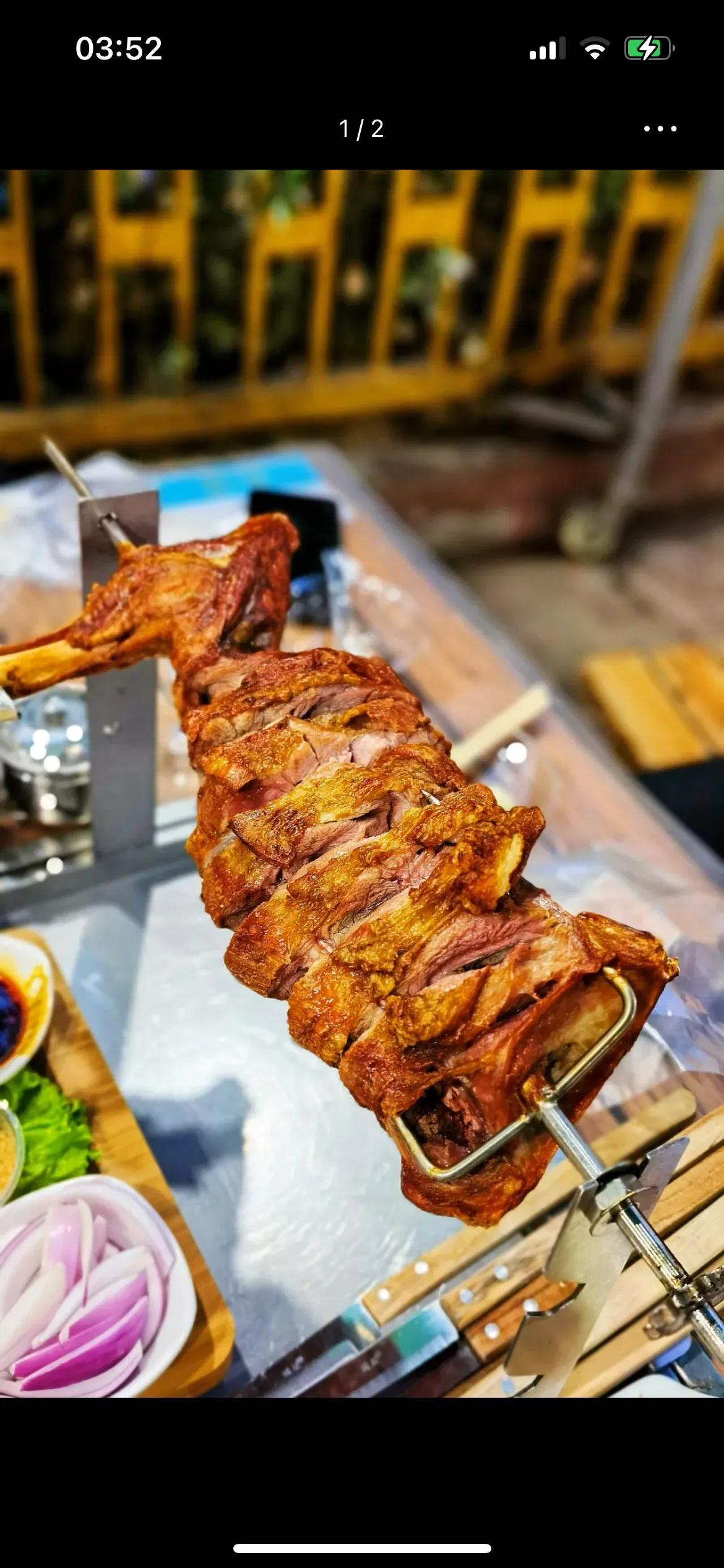 #老师傅分享珍藏多年的烤羊腿#
好吃的羊腿必须是外酥里嫩，切开以后汁水饱满#正宗