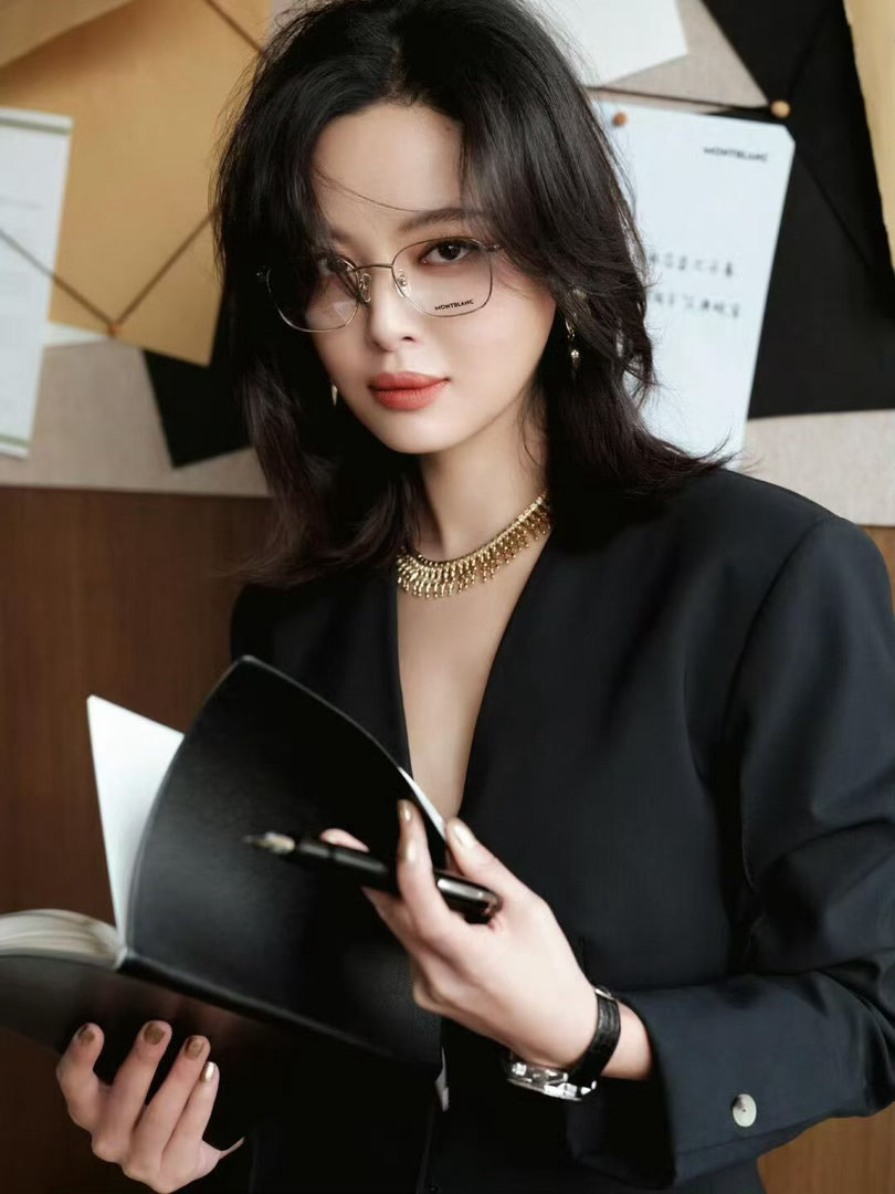 关于杨笠。我觉得他骂男人所有的话都成立，你只需要把角色换成右边那个图的美女就可以