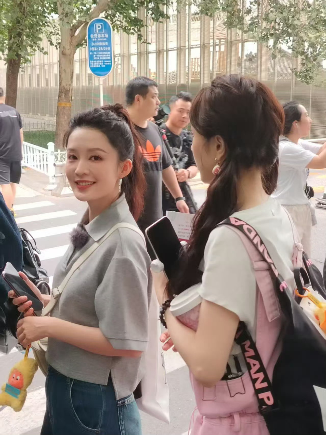 李沁花少路透，李沁姐姐状态真好！！还是一如既往的美呐～ ​​​