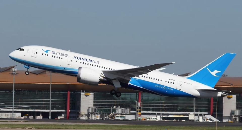 国内航线燃油附加费4月5日起上涨5倍，800公里以上的，上调幅度达百元。厦航、联