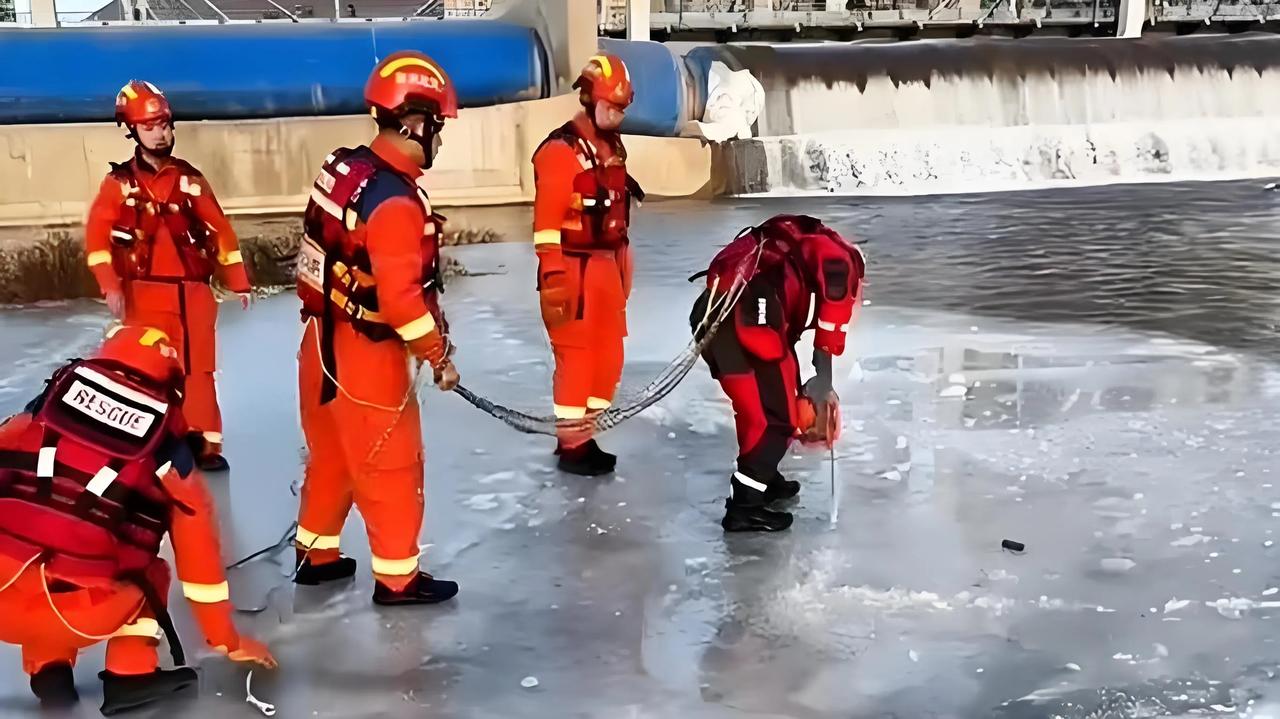 在寒冷的冬日里，有人选择在家中躲避严寒，有人却选择挑战极限，进行冬泳。但近日，河