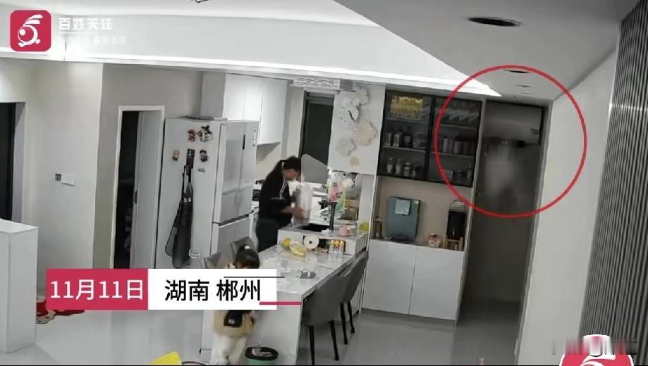 好险！
11月11日，湖南彬州市民罗女士家，她正在厨房做饭，女儿在一边自己玩。
