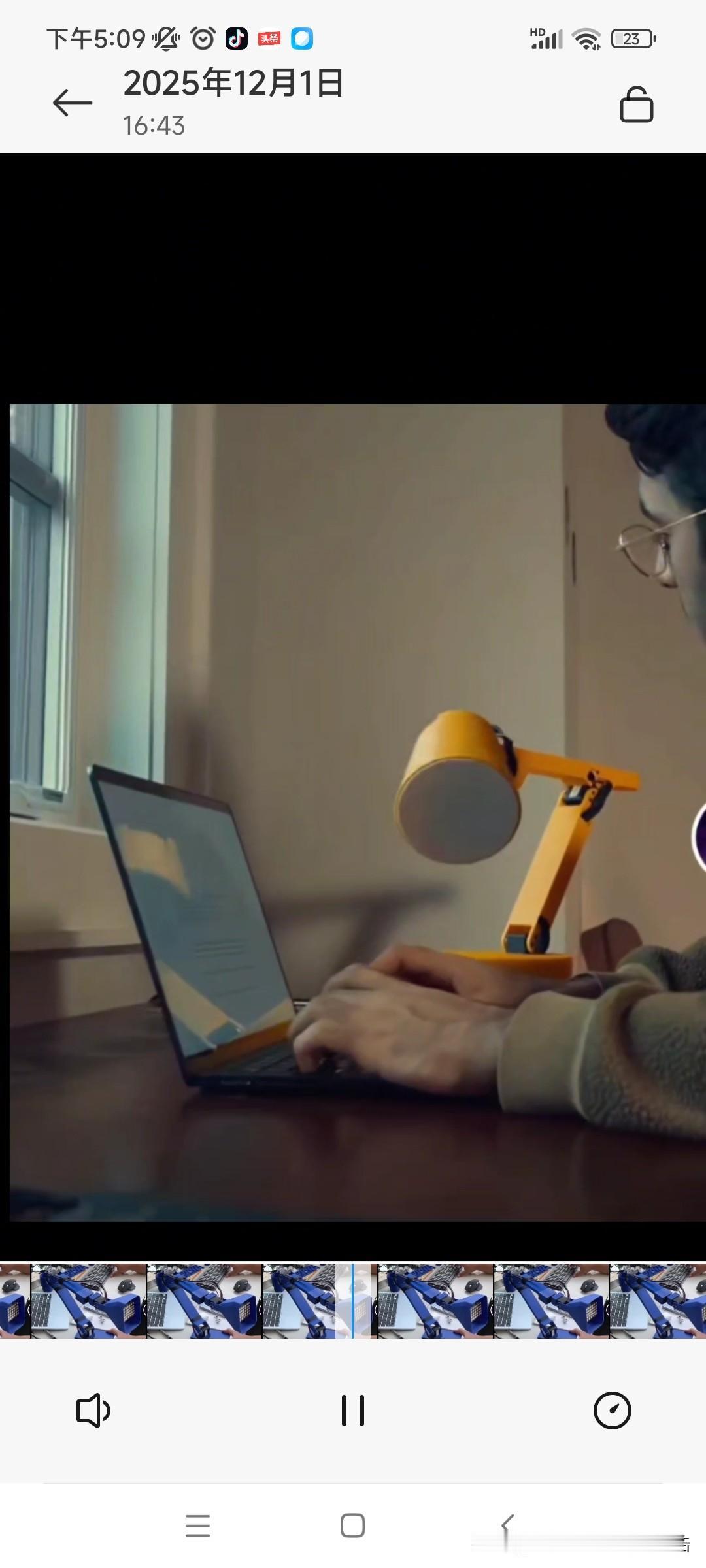 台灯情感机器人，可以是所有人的平台！
1、这是国外一个小哥发明的台灯情感机器人，