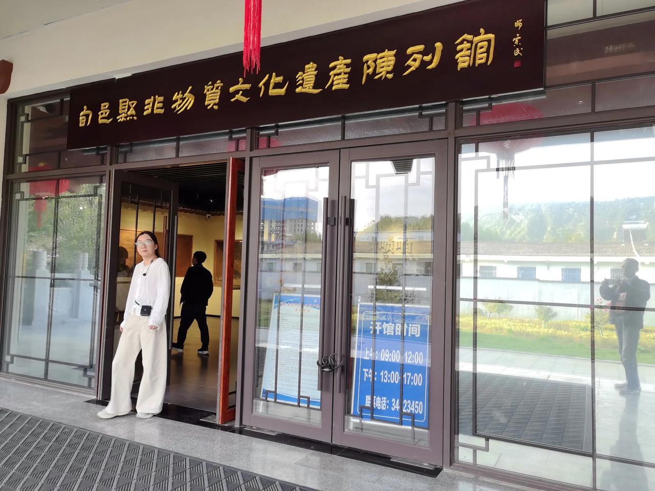 【飞花入梦传奇人生】陕西旬邑人库淑兰自幼随母亲学习民间剪纸技艺，但她的前半生命运