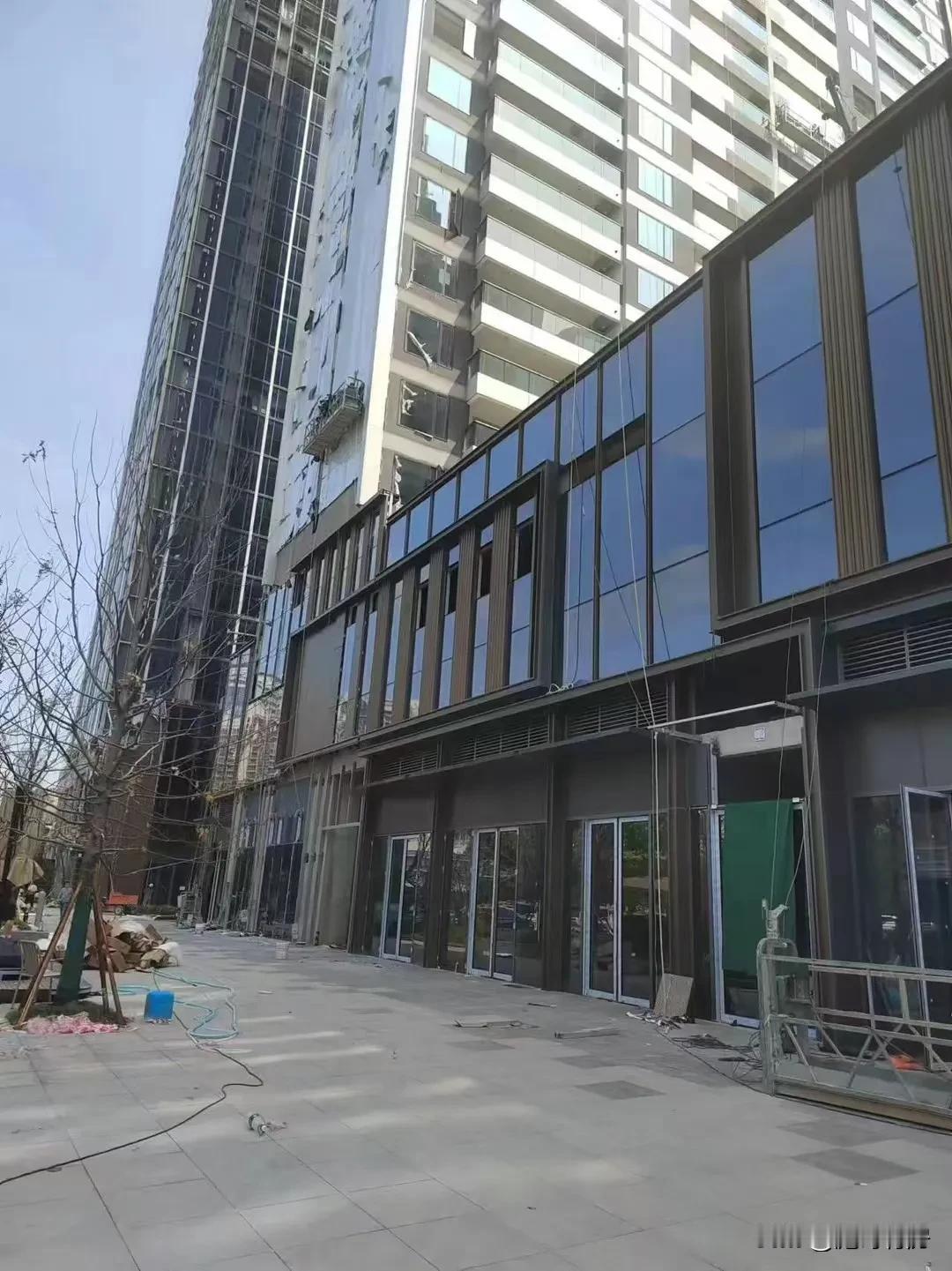武汉楼市：硬足位置也促销，国广恒隆旁边金地汉口峯汇，曾经3万万多一平的价格。现在