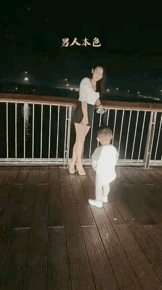 喜欢美女，不分年龄，刚会走路男娃，看美女都会入迷了。