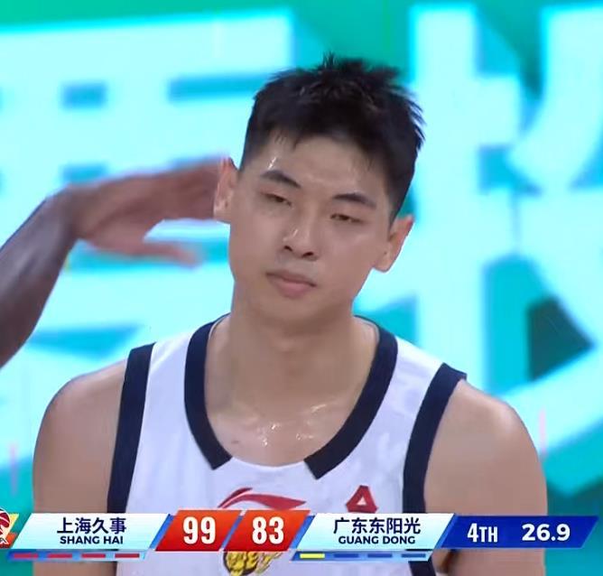 中国男篮国家队主教练郭士强现场观看考察上海队和广东队比赛，下个月国家队集训还能征