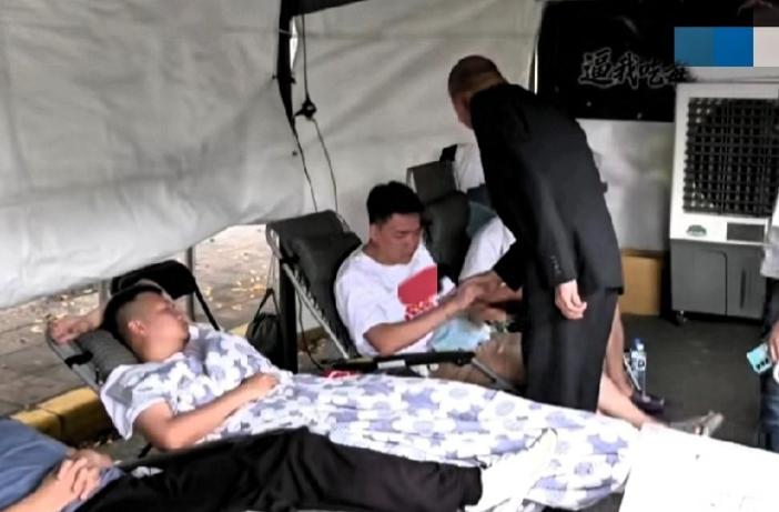 亲自下场站台！韩国瑜探望绝食已超102小时的蓝营四勇士！为了不过多消耗四位青年的