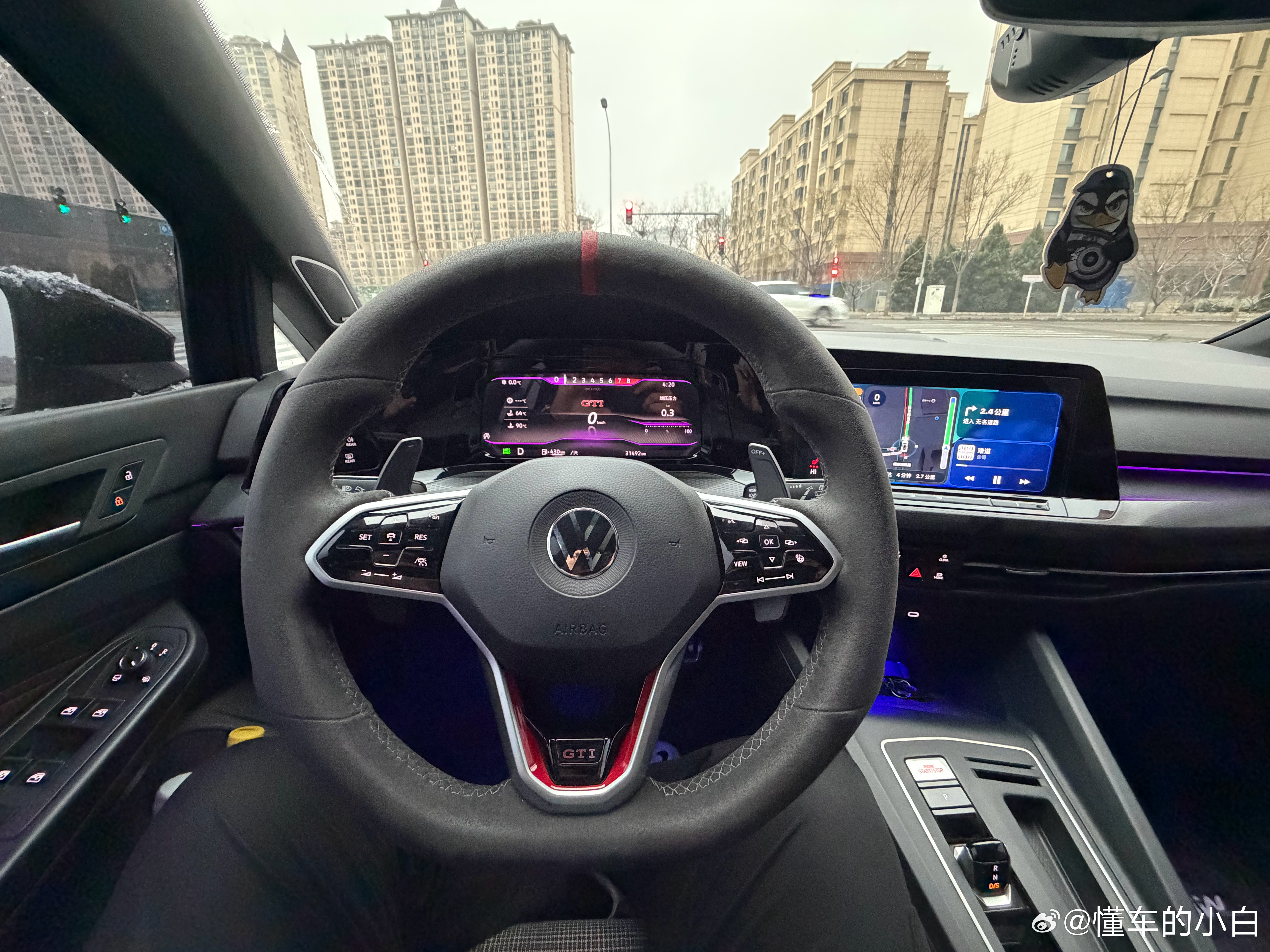 最近一直在开我的老旧燃油车突然觉得现在的新能源都变得没有性格了千篇一律 无非就是