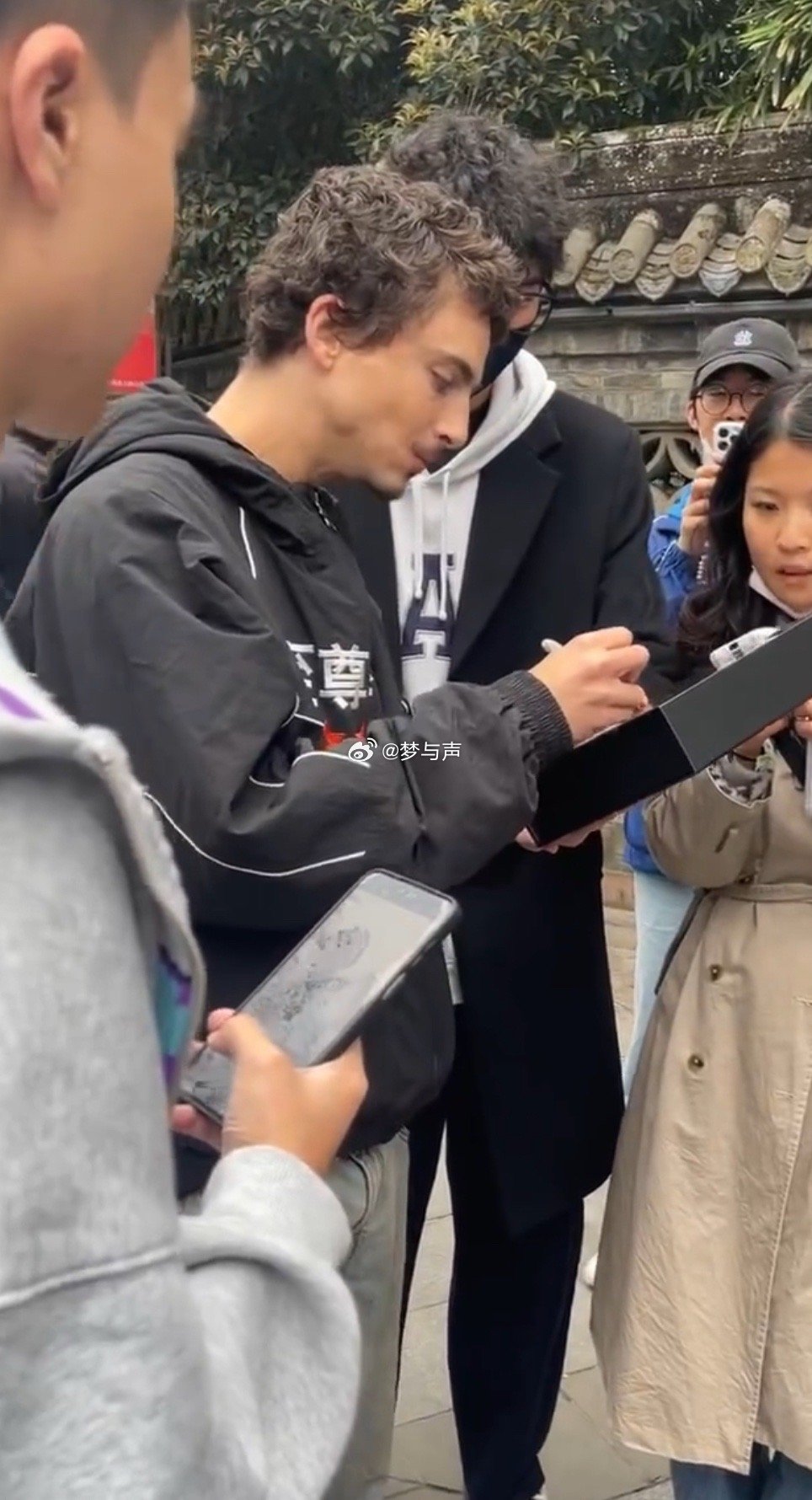 甜茶亮相成都 提莫西·查拉梅来成都宣传新片，穿着中国定制款卫衣出街，瞬间成为全场