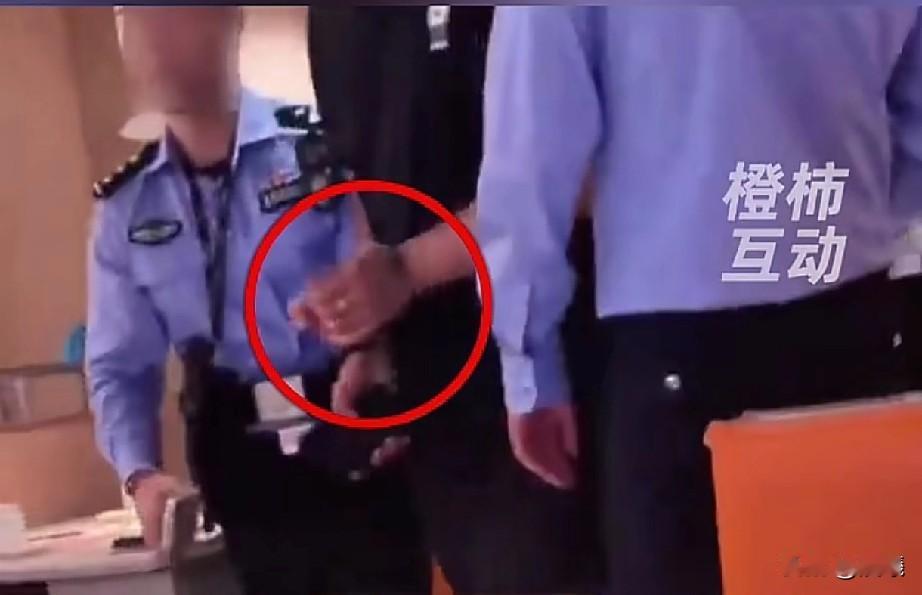小伙跟女友正在用餐，突然被三名民警带走，女友跟众人一脸懵时，小伙又安然返回店中，
