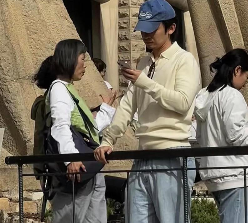 董子健在蛮好的人生中演技很好，他和孙俪都不错。比小巷人家中范丞丞演技强万倍。
 