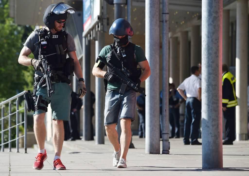 德国特警，穿着很随意