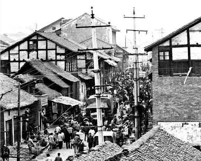 在这件事上，我最有发言权：中国80年代还很穷，但绝对从来没有现在印度那么脏。
我