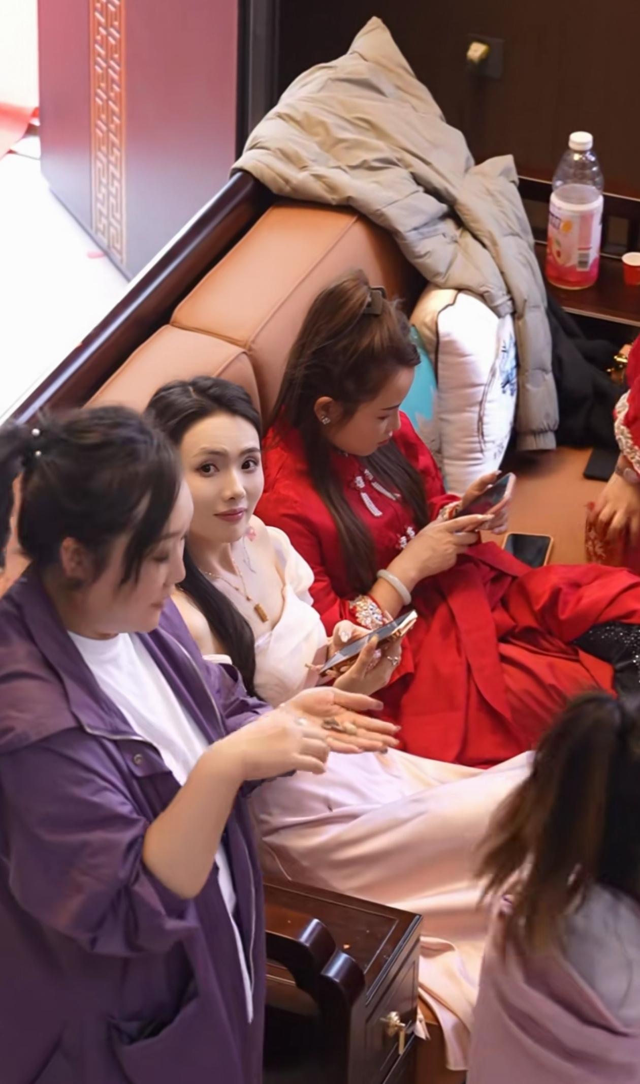 吃席看中了伴娘，该怎么要微信啊！
求教军师