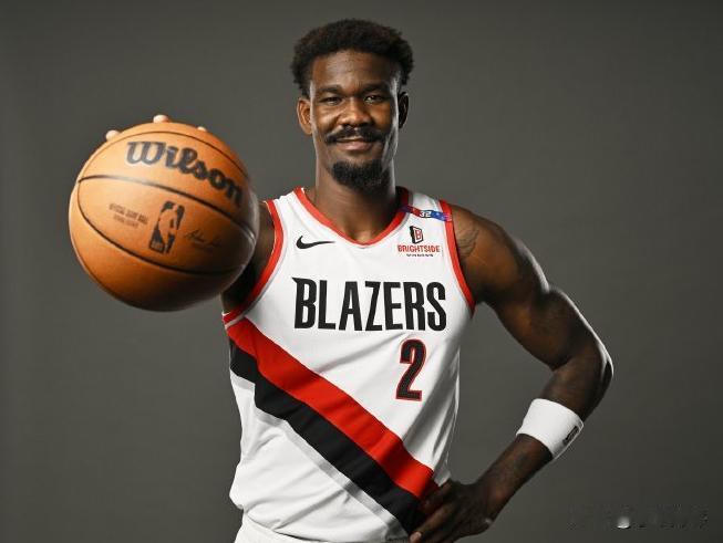 艾顿估计是要走了，雷迪克这边连用人都不会。
在12月11日比赛中，湖人 119 