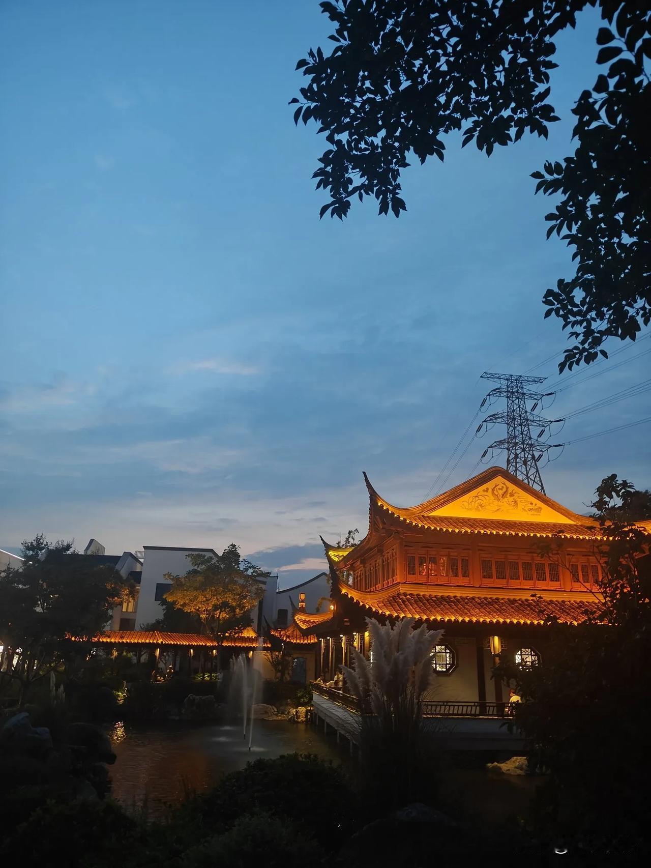 月色映古楼，水榭映芳华。