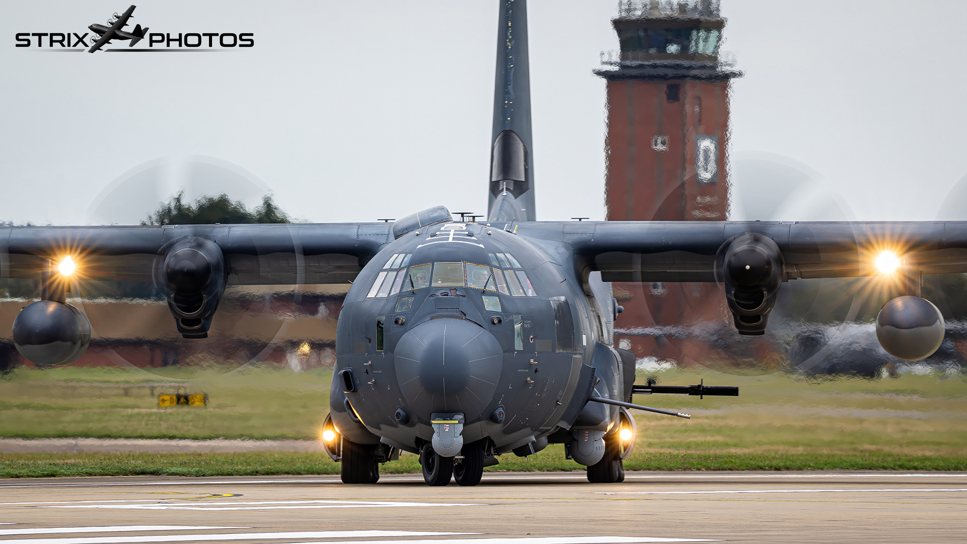 飞临皇家空军米登霍尔基地的AC-130 ​​​