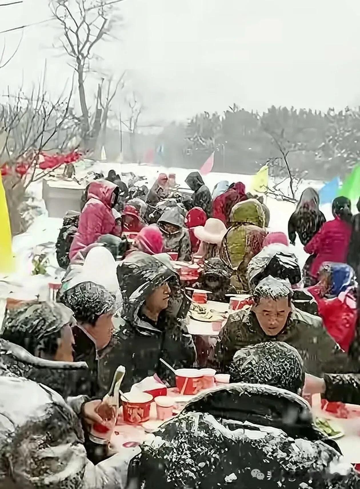 这酒席非吃不可吗？村里一家办喜事，邀请村里的人去喝喜酒，本来兴冲冲的去了，刚坐上