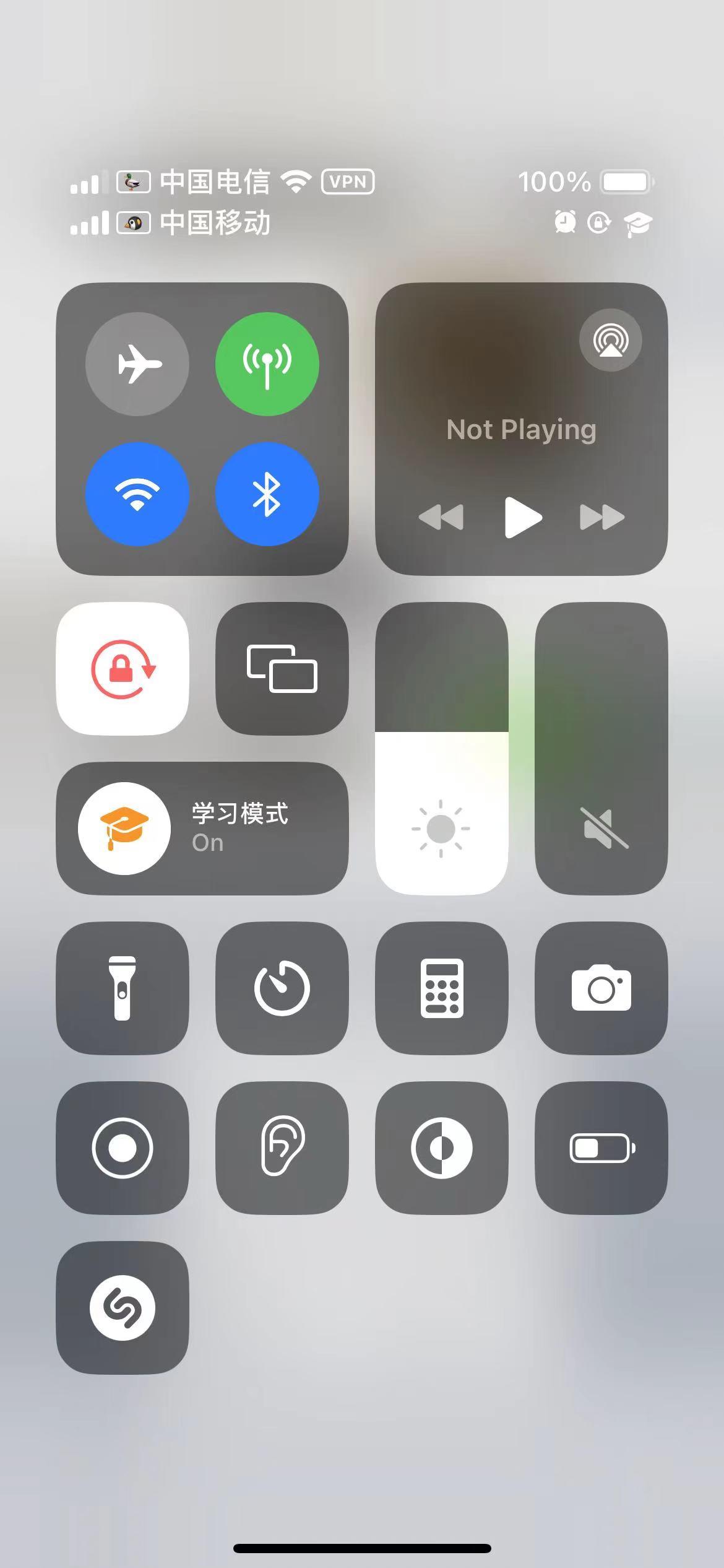 很想吐槽啊，iOS17的控制中心没啥变化，虽然看起来简单，布局挺“机械”的，但用