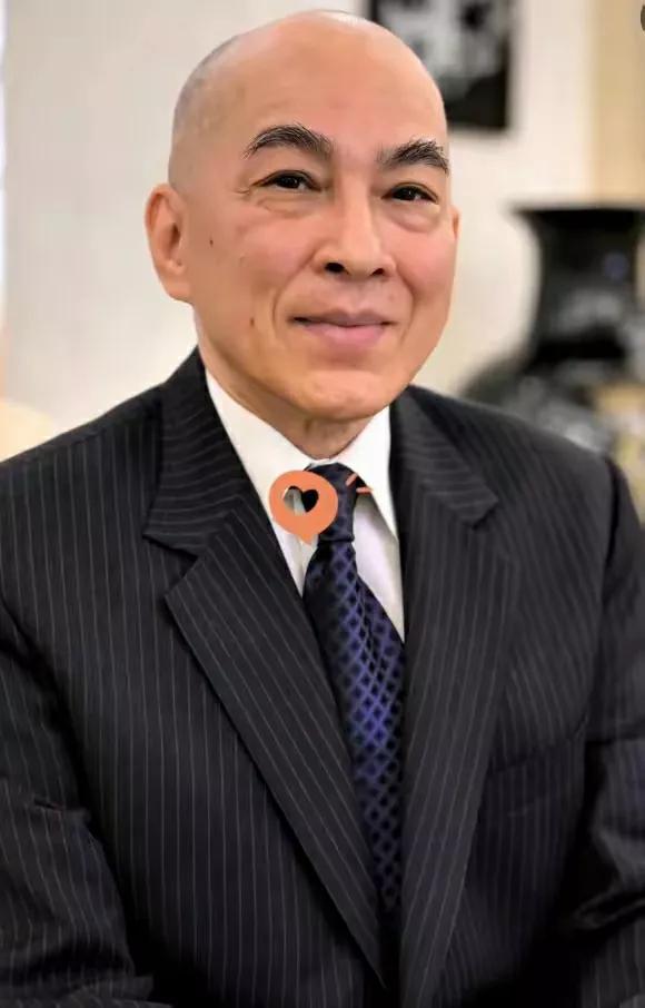 柬埔寨国王西哈莫尼陛下跟土耳其总统埃尔多安的相貌有天壤之别，判若云泥。
他们两个