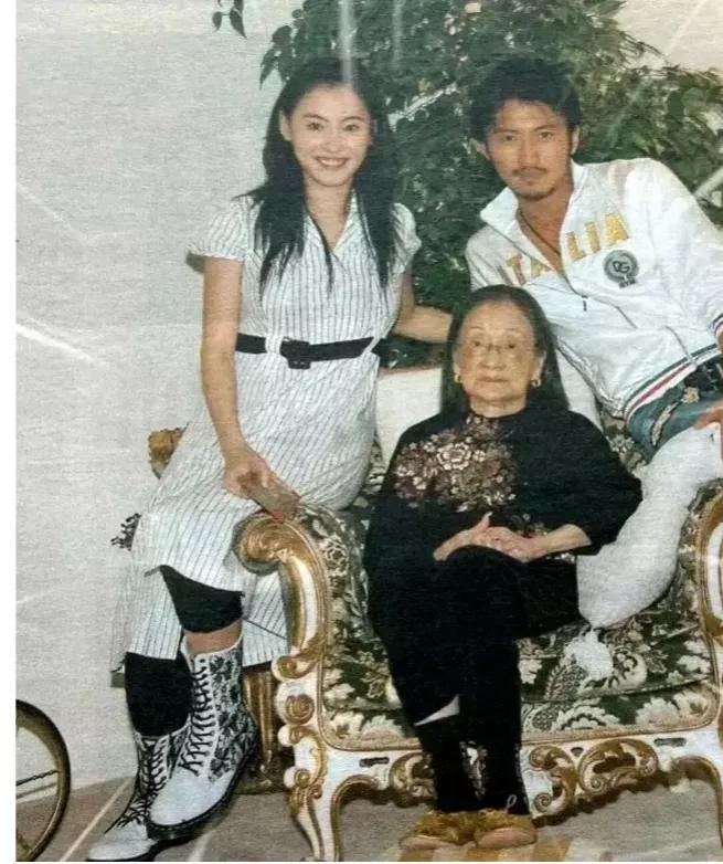 2007年，谢霆锋带着妻子，看望90多岁的奶奶，留下了一张珍贵的合影照，镜头中的