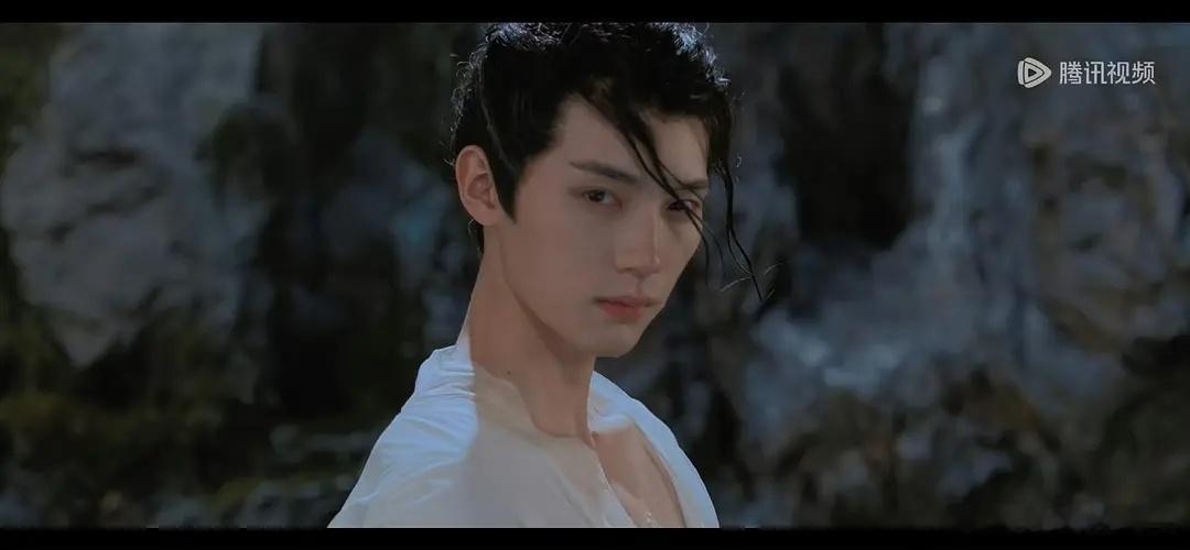 《翘楚》剧播得不行，cp起不来很大的原因就是男主选角，周翊然的外形真的太不适配了