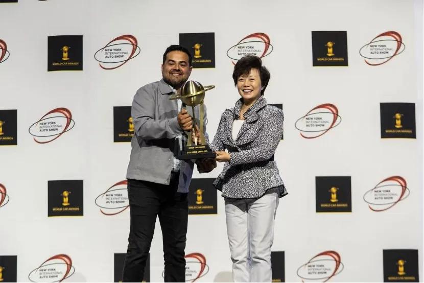 震撼全球！中国女性首摘汽车界最高荣誉，比亚迪定义新能源新高度！

2025年纽约