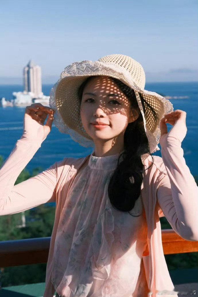 抓住夏天的尾巴！穿漂亮的裙子，去海边… ​​​