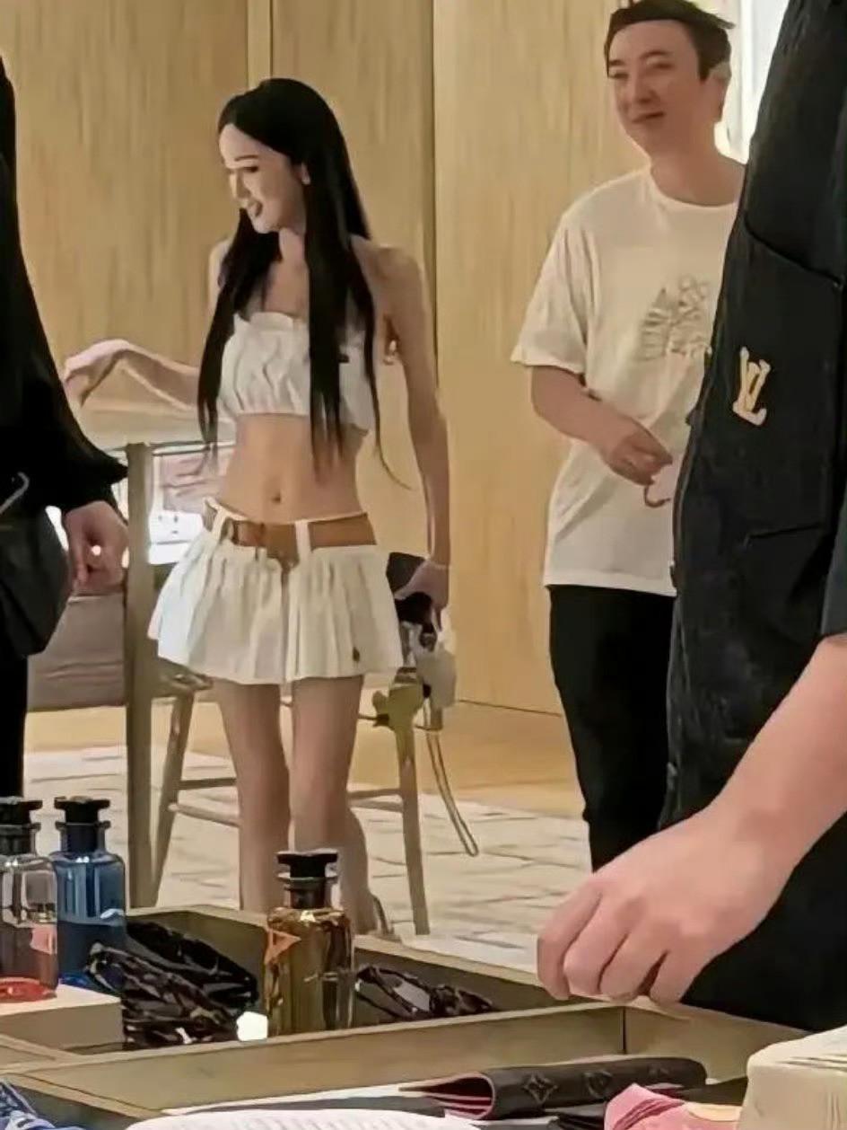 一直以为万达王最近那么多事，王思聪会低调些，没想到压根对人家没有什么影响！这又带
