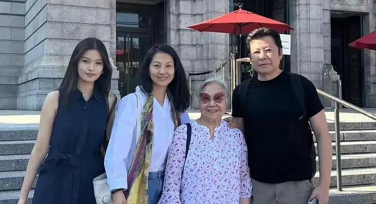 61岁演员孙思瀚活的真洒脱，令人羡慕，平时搞搞直播，晒晒一家人在美国的生活，宽敞