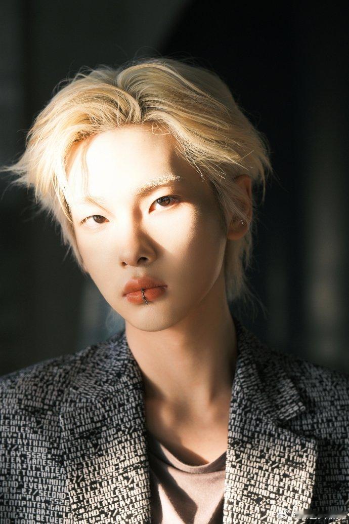 周震南微博之夜解锁丰愉时刻 微博之夜的每一寸光影，都是周震南的丰愉绽放，红毯之上