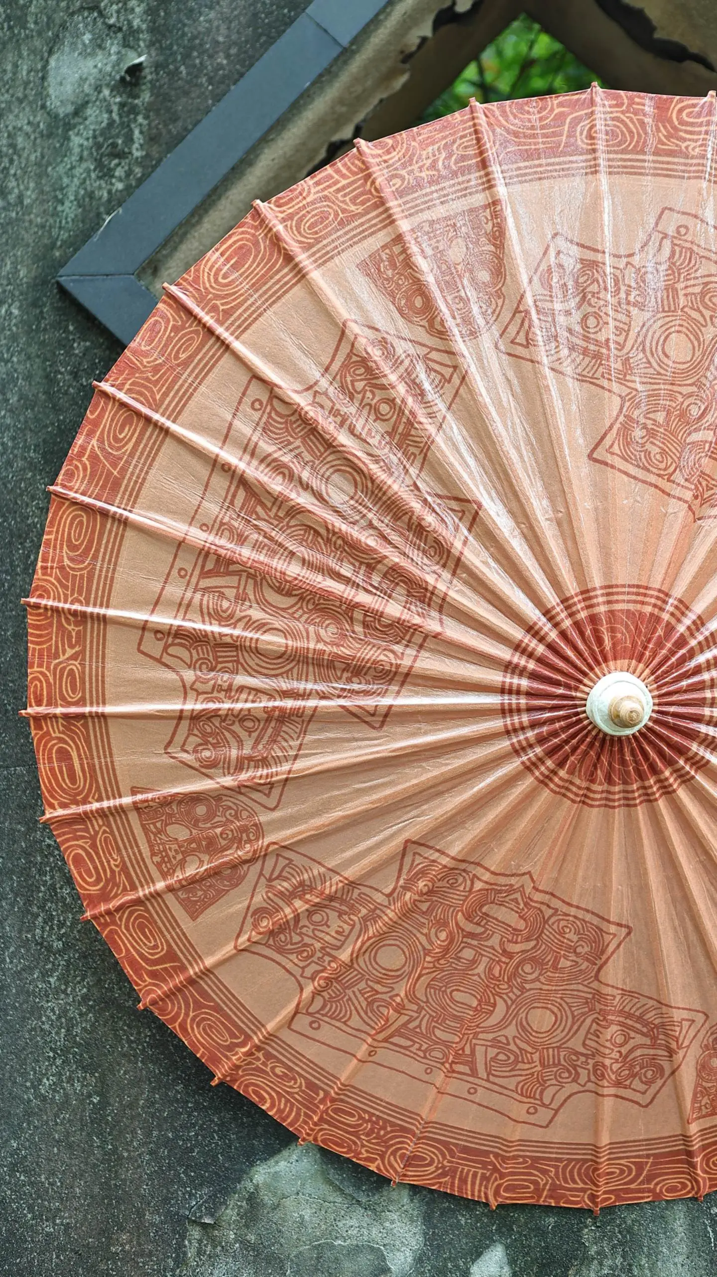 古典油纸伞。神人兽面纹是良渚玉器上标志性的精美纹样 这把油纸伞根据良渚...