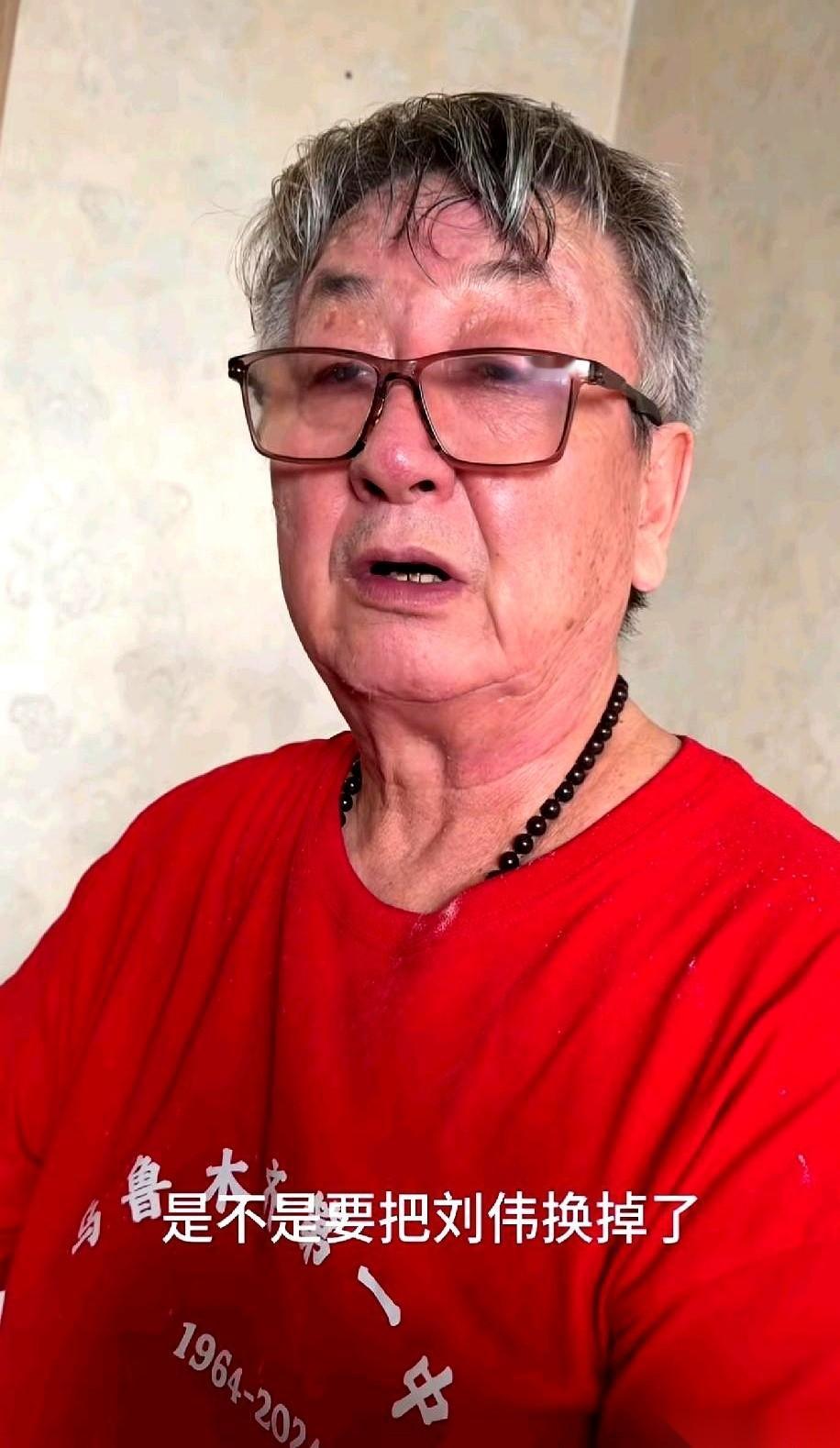 连探店博主都在视频里说，新疆队要换教练了。
我的天，这事儿都传到美食圈了？得闹成